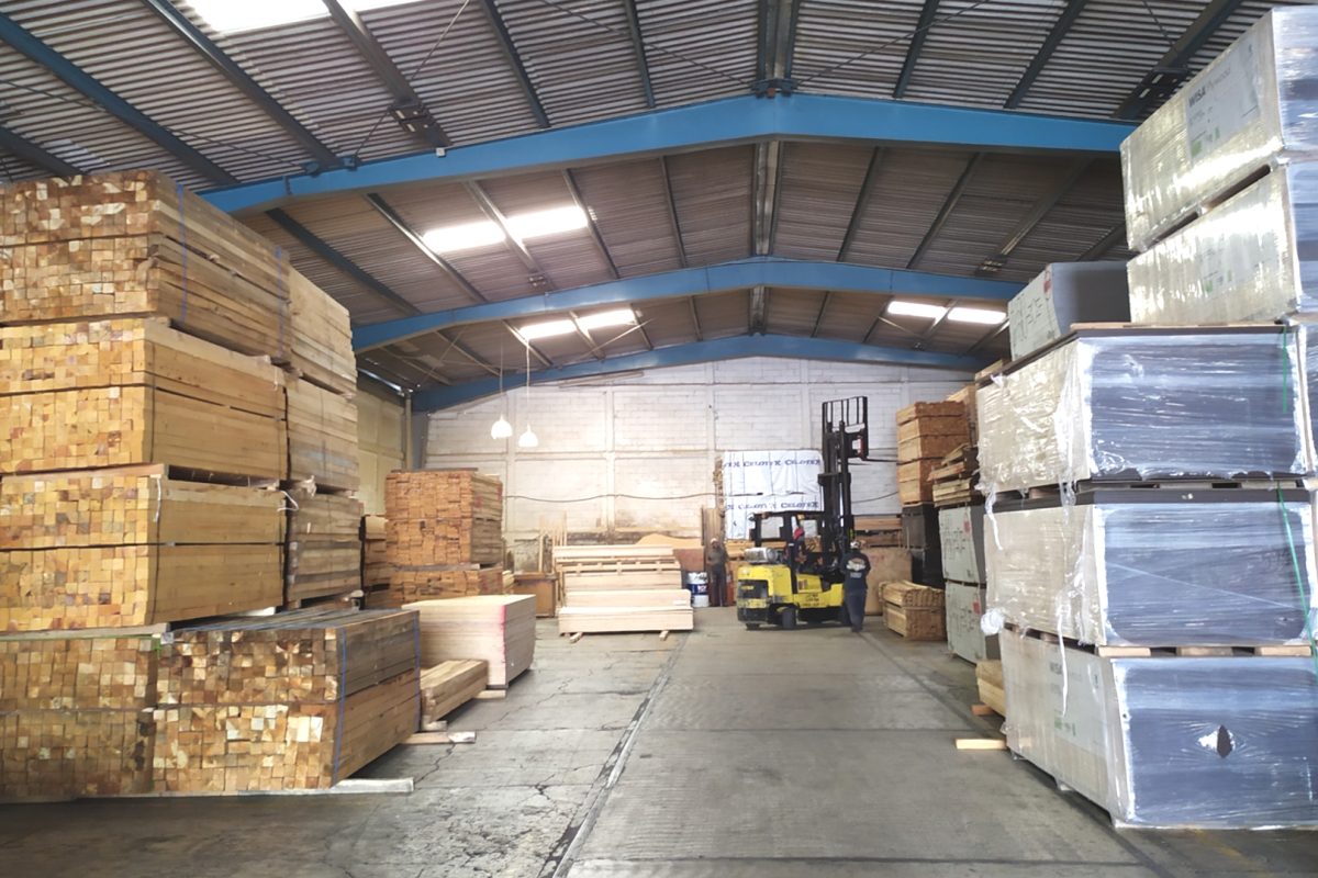 Equipo operativo de Triplay Depot realizando control de calidad y despacho de madera